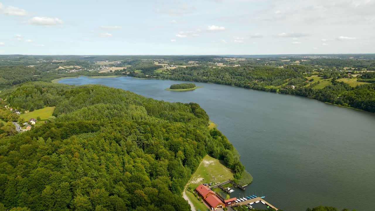 Lago Brodno Wielkie all'inizio dell'autunno con foreste verdi sulle rive - Vista aerea dall'alto.