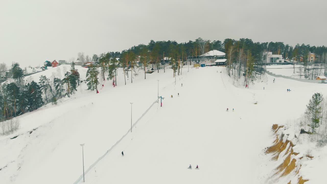 heuvel met pistes oppervlakte lift en skiën mensen luchtfoto