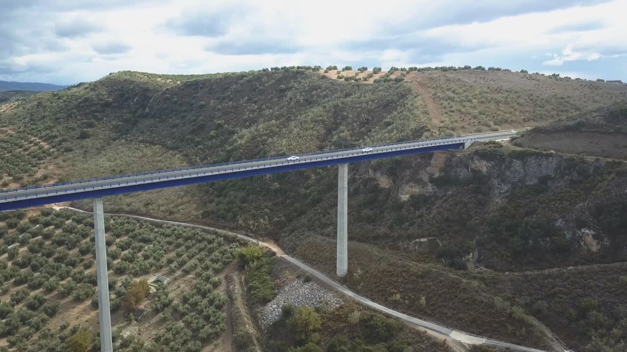 Vista aerea di un'autostrada sopra un viadotto