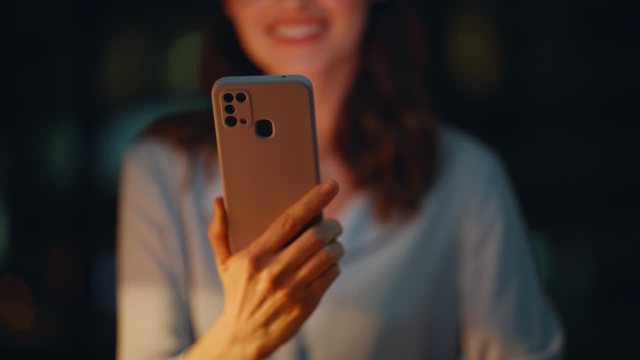 mujer sosteniendo teléfono inteligente