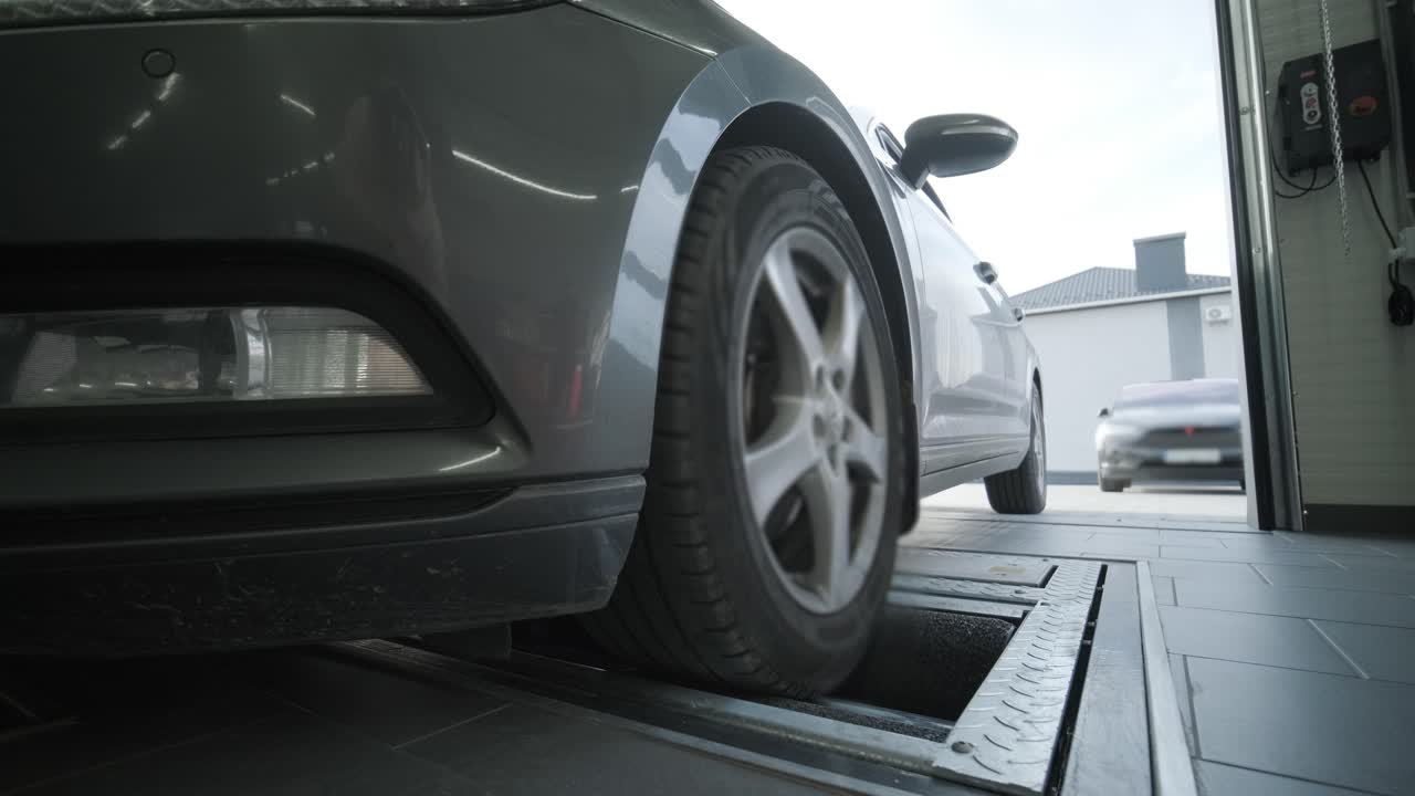 현대 자동차 서비스에서 자동 서스펜션 진단의 과정: 전문 장비는 차량의 서스펜이션 및 구성 요소의 상태를 검사하고 분석하는 데 사용됩니다.