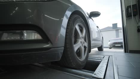 proceso de diagnóstico automático de la suspensión en un servicio automovilístico moderno. se utiliza equipo profesional para inspeccionar y analizar la condición de la suspensión y los componentes del vehículo