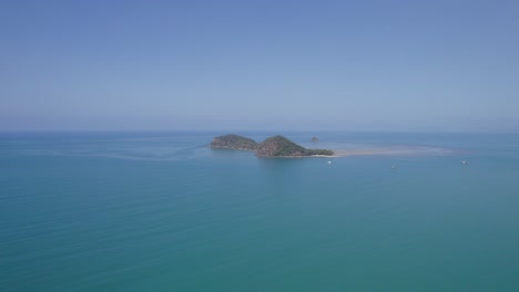 Vista-Aérea-De-La-Isla-Doble-Y-El-Océano-Circundante-En-El-Lejano-Norte-De-Queensland,-Australia---Disparo-De-Drones