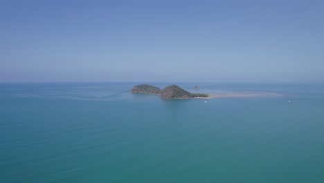 vista aérea de la isla doble y el océano circundante en el lejano norte de queensland, australia - disparo de drones