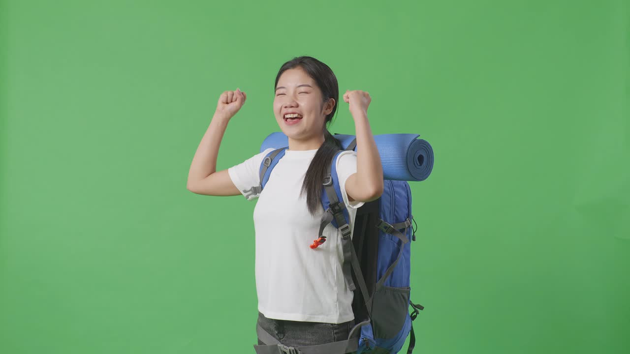 mujer feliz con mochila