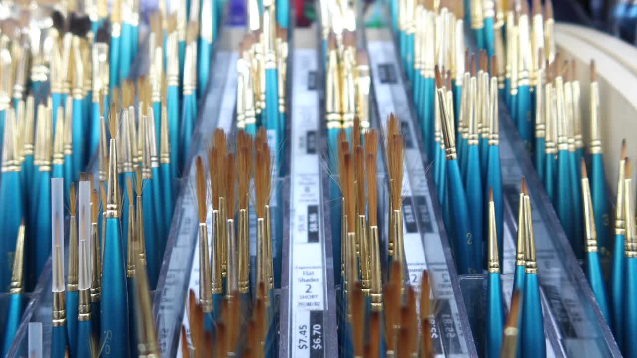 muchos pinceles de arte en un papel con espacio de copia