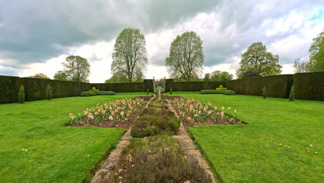 Finca-Gunby,-Salón-Y-Jardines,-Acogedora-Casa-De-Campo-De-1700-Situada-En-Jardines-Victorianos-Amurallados-Al-Pie-De-Los-Lincolnshire-Wolds