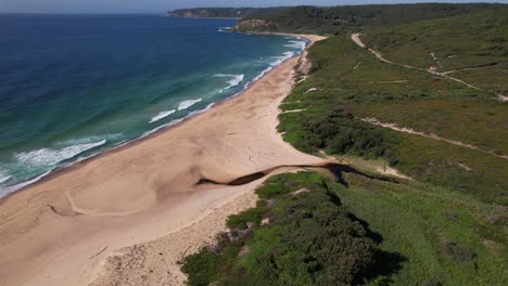 la playa y la laguna de glenrock en merewether, nsw, australia - retirada aérea