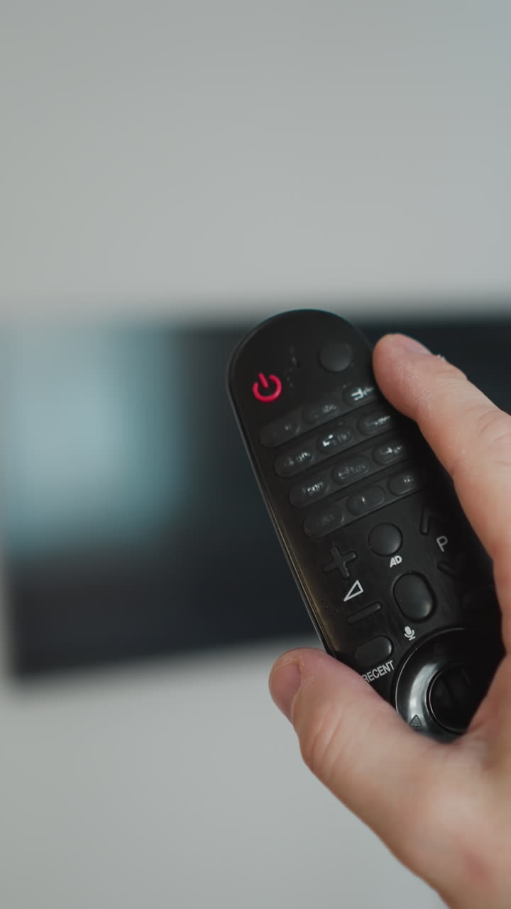 tv 리모컨을 가지고 채널을 서핑하는 사람, 배경에 크리스마스 트리, 휴대용 카메라를 가진 pov