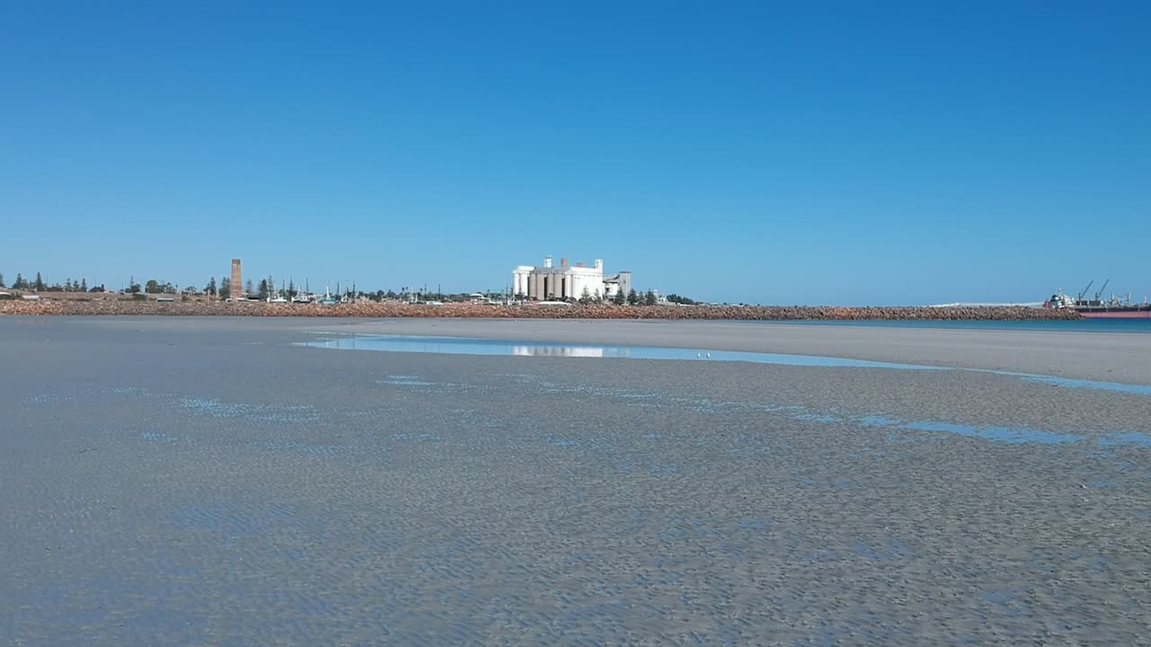 volando a través de north beach en wallaroo south australia