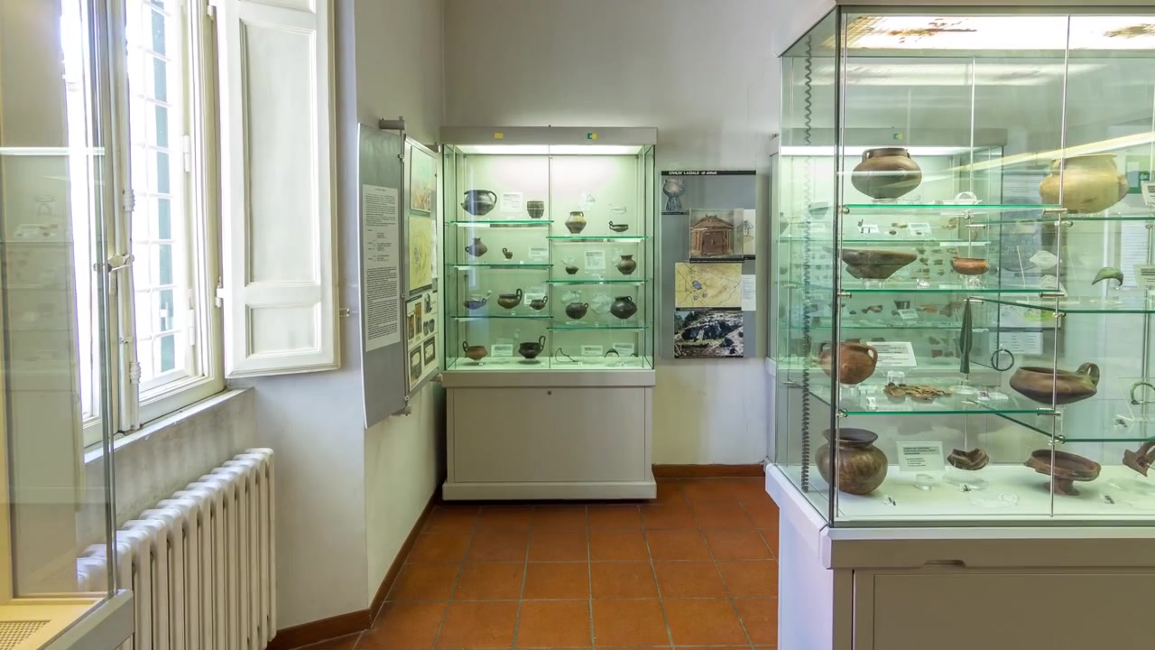 Museo Di Villa Ferrajoli en la hermosa ciudad de Albano Laziale, timelapse hyperlapse, Italia. Museo histórico en su interior con numerosas exposiciones.