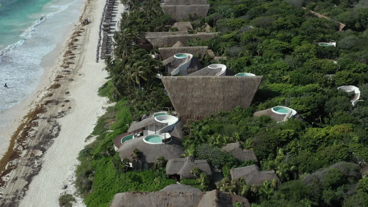 aéreo de arriba hacia abajo en órbita sobre el complejo de lujo del proyecto papaya playa, tulum