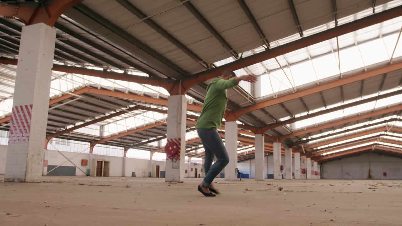 Ballerino in un magazzino vuoto