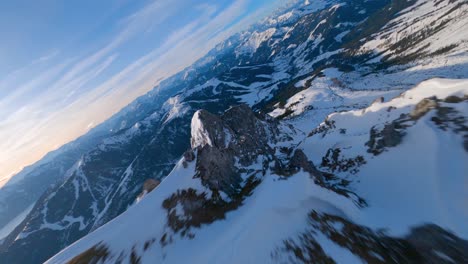 Epischer-Winterbergrücken-Mit-Gipfelkreuz,-Gefilmt-Von-Einer-FPV-Drohne