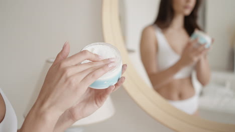 mujer aplicando hidratante