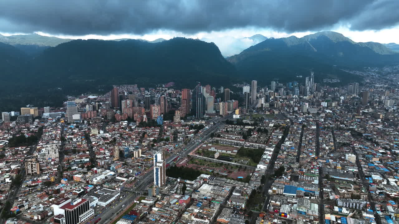 drone elevado disparado alrededor del centro de bogota, día dramático en colombia