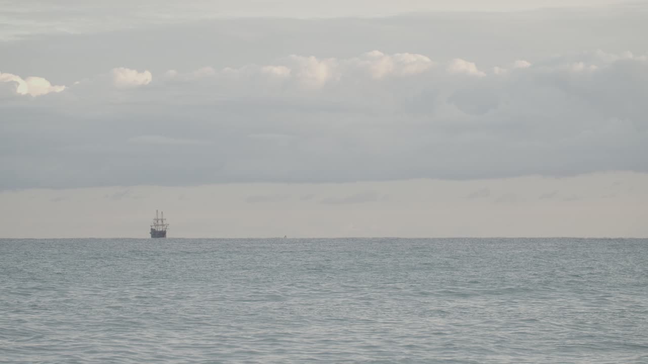 16세기 갤리온 안달루시아 복제선은 일출 시 아름다운 흐린 날 지중해에서 먼 거리를 항해합니다.