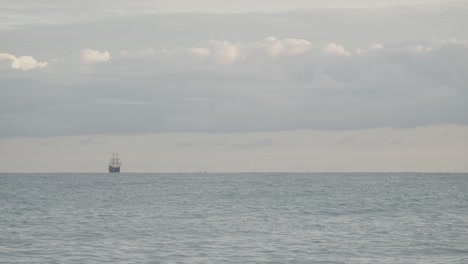 Réplica-De-Galeón-Andaluza-Del-Siglo-XVI-Navegando-En-La-Distancia-En-El-Mar-Mediterráneo-En-Un-Hermoso-Día-Nublado-Al-Amanecer