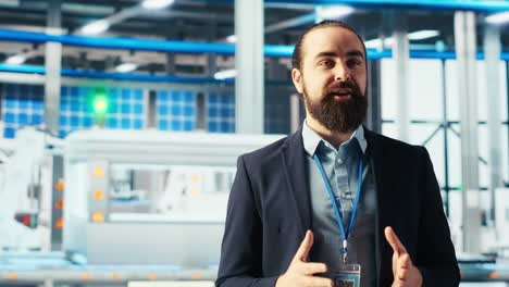 hombre en la instalación de fabricación de paneles solares presenta la producción de energía verde