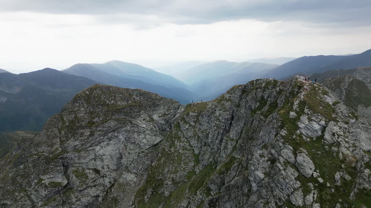 drone vuela sobre un pico de montaña con montañas, un mar y un hermoso paisaje en el fondo, cárpatos, rumania, europa, drone, verano