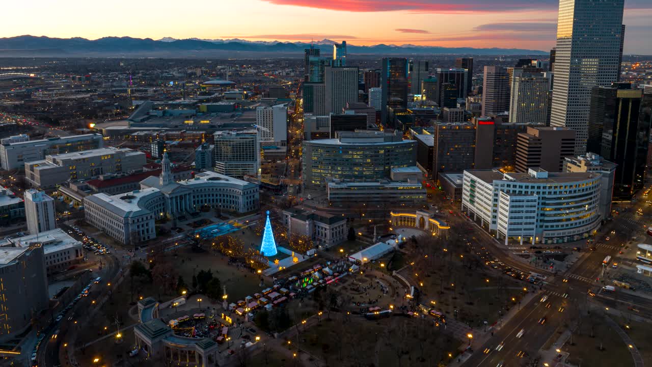 increíble tiro aéreo timelapse del parque del centro cívico durante la navidad en denver durante una puesta de sol