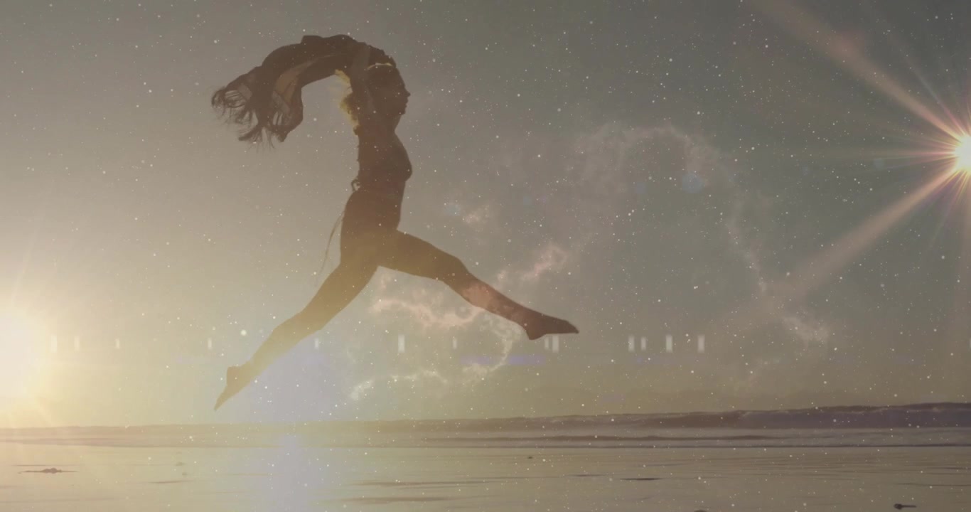 Ballerina di mezza età che salta sulla spiaggia, con la sciarpa svolazzante al vento, sotto un cielo stellato per una promozione