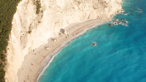 playa de destino junto al acantilado pálido cóncavo