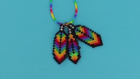 collar de cuentas de colores en tonos vívidos sobre un fondo azul cielo, mostrando artesanía y diseño