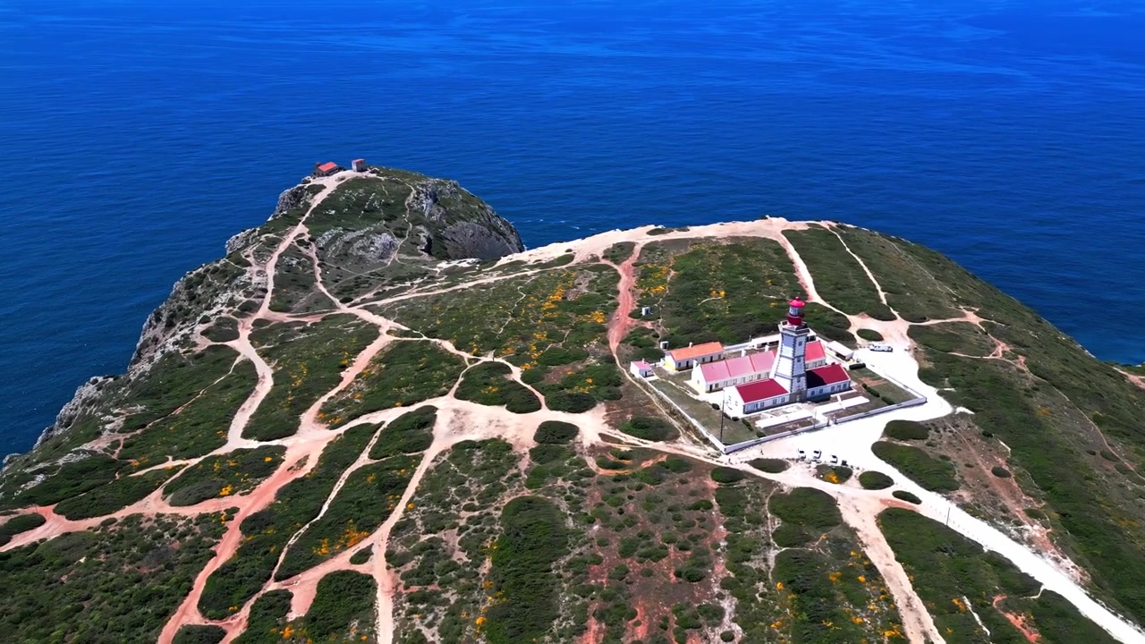 Skalnaté útesy, historické majáky, námořní navigace, pobřeží Atlantského oceánu, Portugalsko, filmové letecké pohledy.