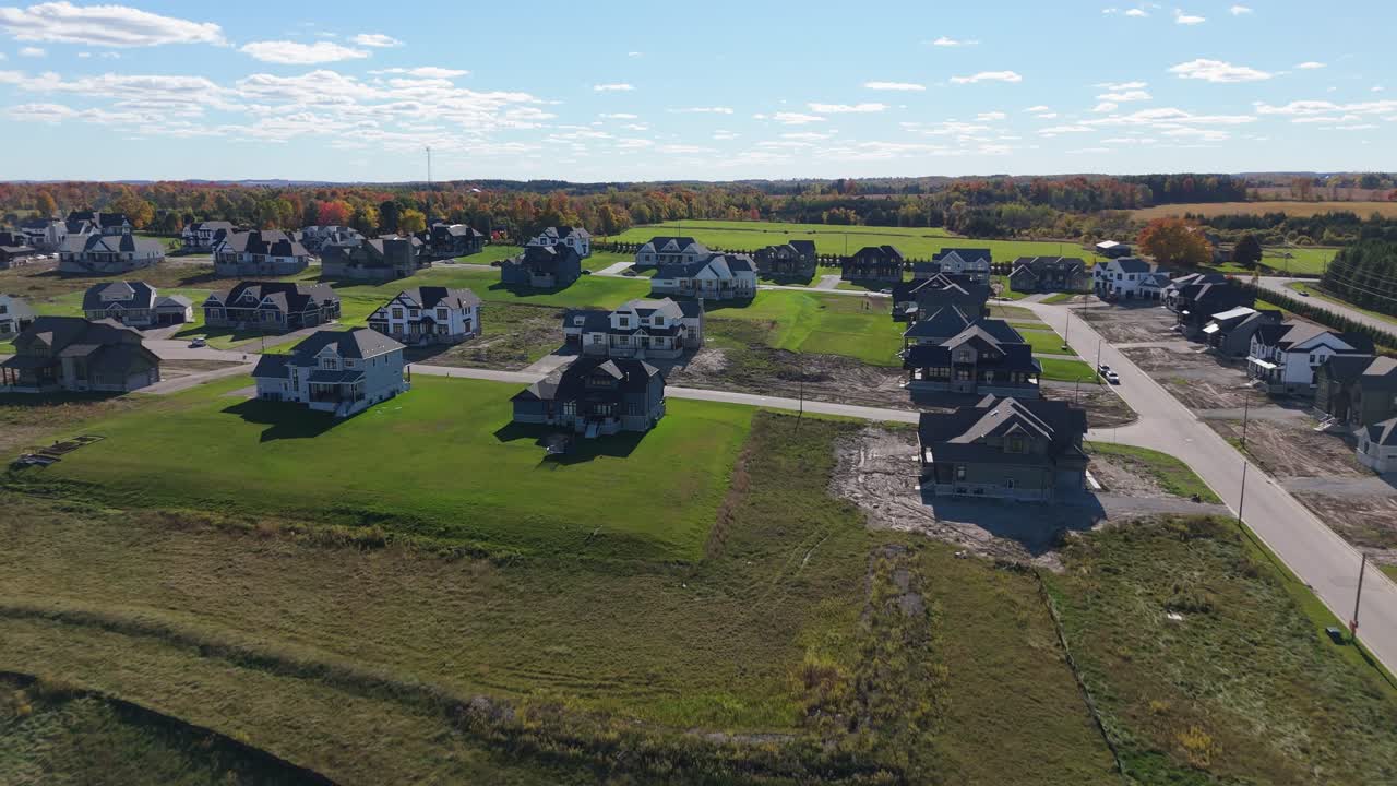 Luftoptagelse af et nyt boligbyggeri i Ontario, Canada, under efterårsfarver