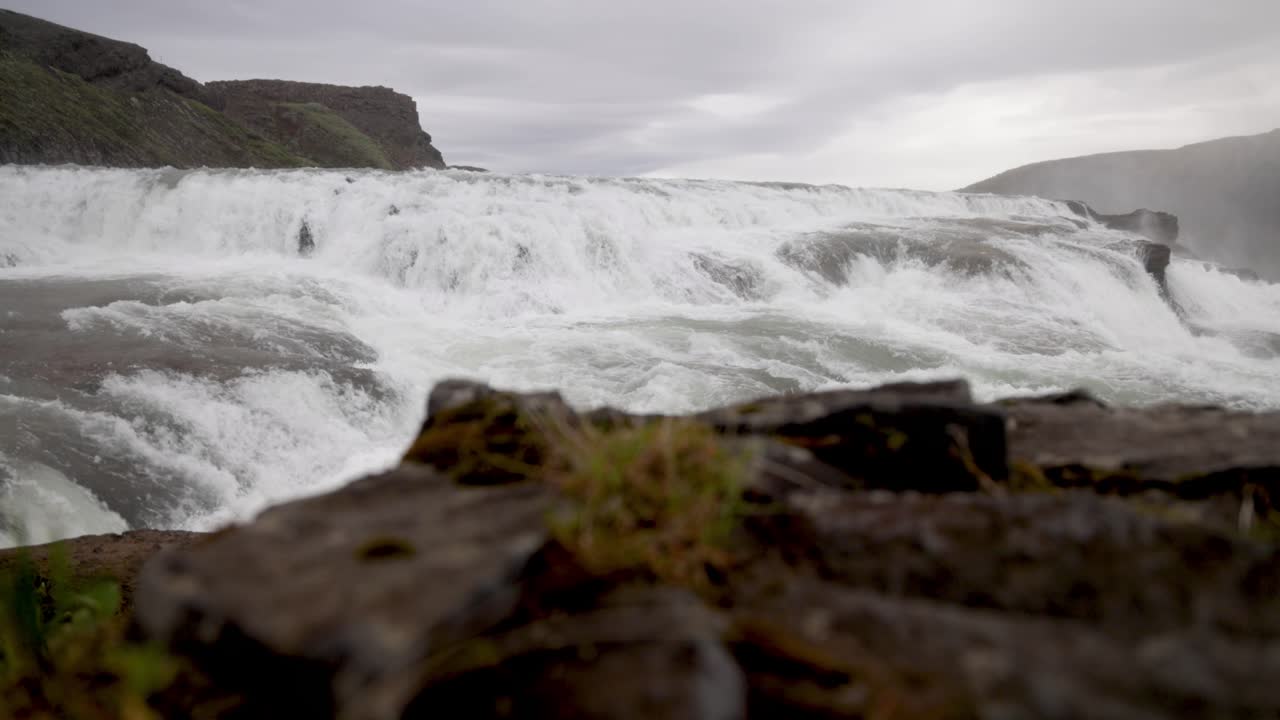 guffoss falls en islandia con rocas con video cardán