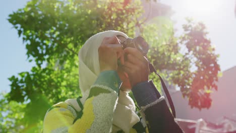 Junge-Frau-Mit-Hijab-Unterwegs-In-Der-Stadt