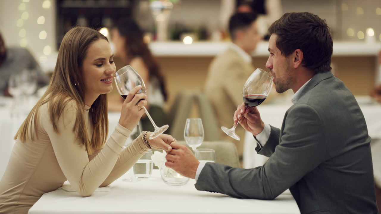 una giovane coppia felice che ha un appuntamento romantico