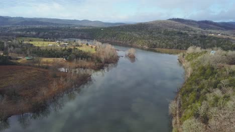 reveladora vista aérea del puente que cruza un río