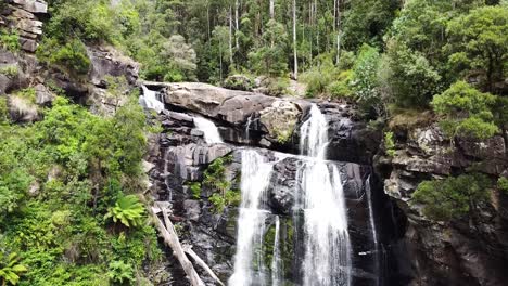 El-Hombre-Descubre-Una-Hermosa-Laguna-Escondida-Y-Una-Cascada