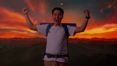 un caminante feliz al atardecer