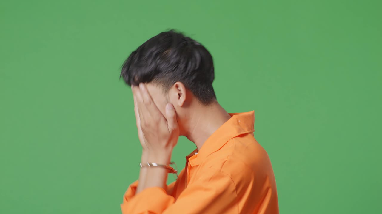 오렌지색 스웨터를 입은 우울한 죄수