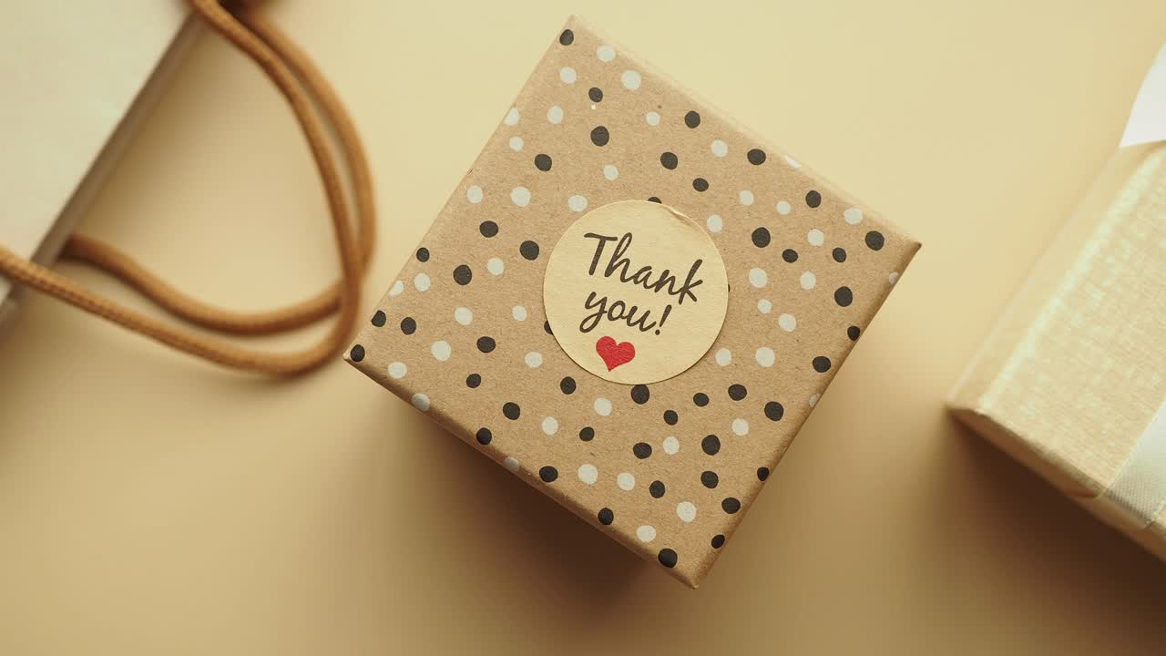 "감사합니다"라는 태그가 있는 작은 선물 상자