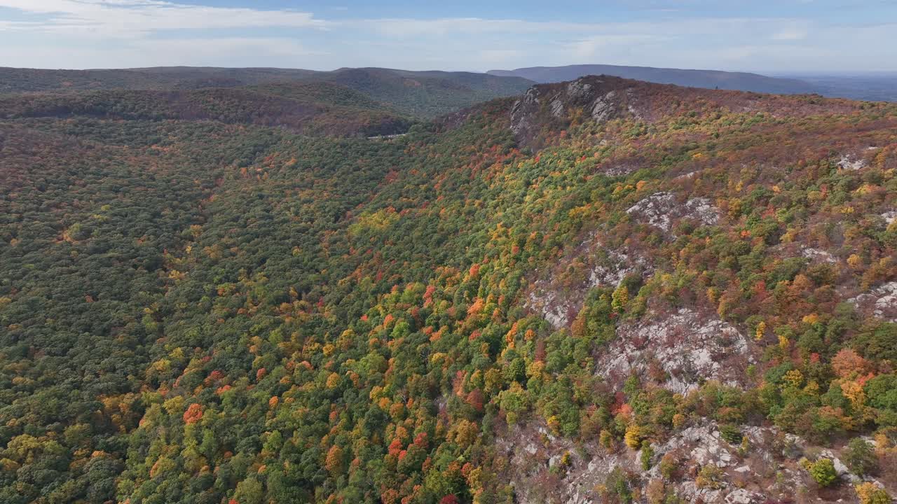 una vista aérea sobre storm king mountain en el norte del estado de nueva york durante el otoño, en un hermoso día con nubes blancas