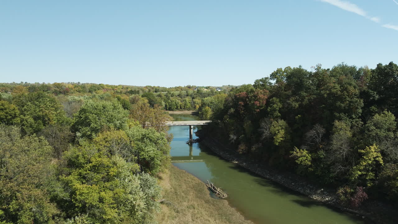 río con un pequeño puente cerca de twin bridges park en arkansas, estados unidos