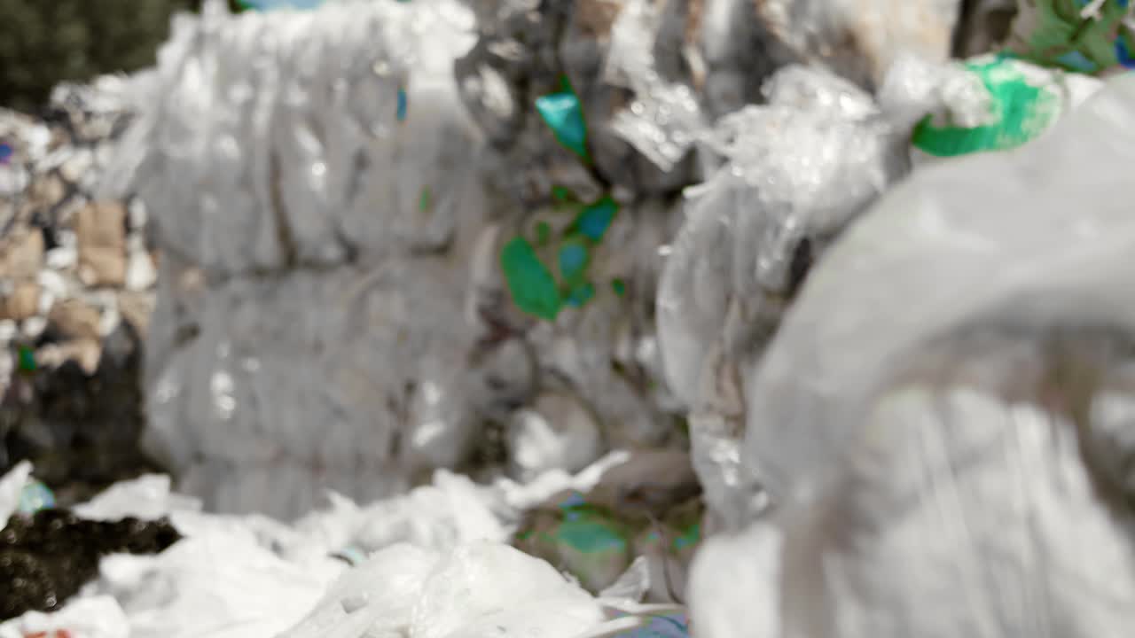 쓰레기 매립지에서 플라스틱 쓰레기