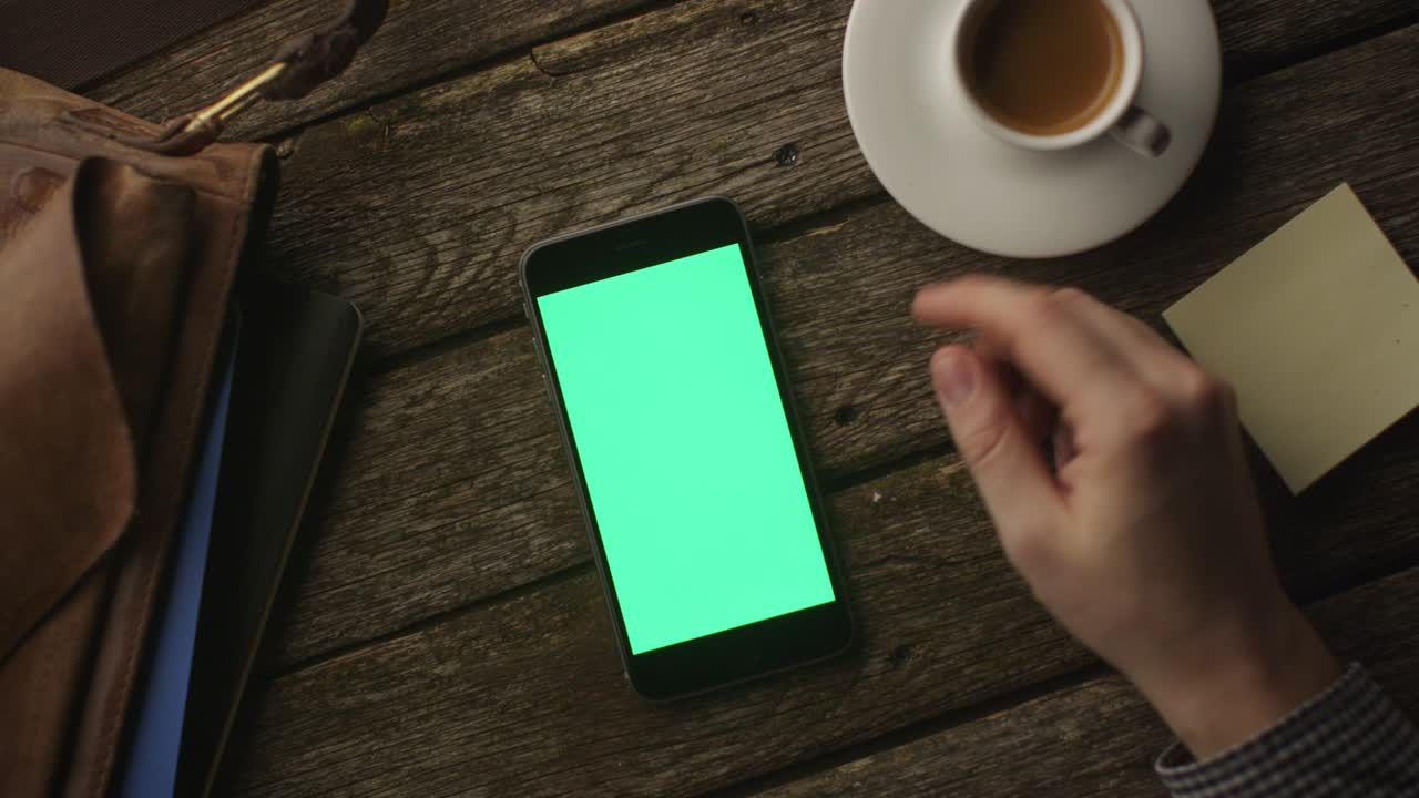 el uso del teléfono en modo retrato en el hogar. vista superior. estilo de vida casual