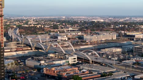 Una-Toma-Aérea-Reveladora-Del-Puente-De-La-Calle-6-En-El-Distrito-De-Las-Artes-Del-Centro-De-Los-Ángeles.