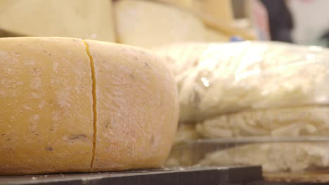 rueda de queso en un mercado
