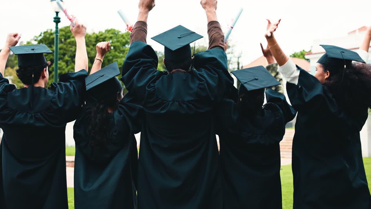 Festa di laurea con studenti in toga e tocco