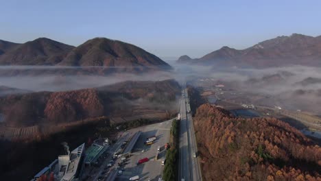 una escena de carretera de otoño brumoso