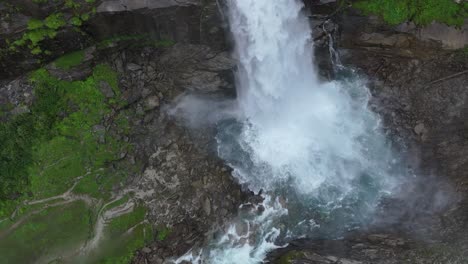 Wasser-Erreicht-Den-Grund-Eines-Krimmler-Wasserfalls