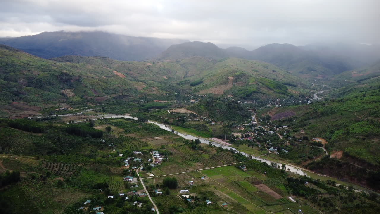 pueblo icónico de vietnam cerca del río y montañas masivas, antena de gran altitud