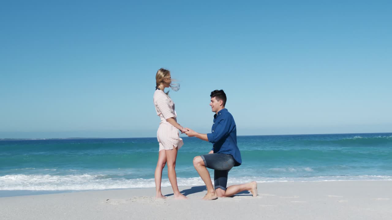 사랑 에 빠진 부부 가 함께 해변 에서 자유로운 시간 을 즐기고 있다