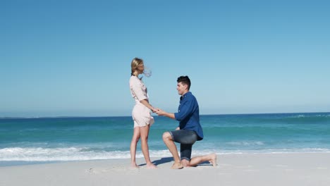 Pareja-Enamorada-Disfrutando-Juntos-De-Tiempo-Libre-En-La-Playa